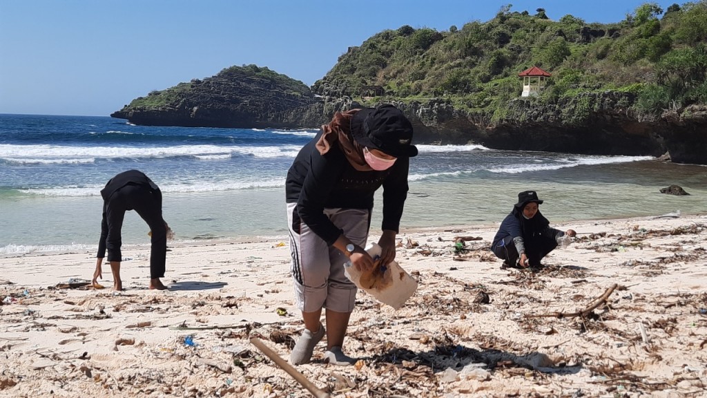 Detail Gambar Kegiatan Di Pantai Nomer 41