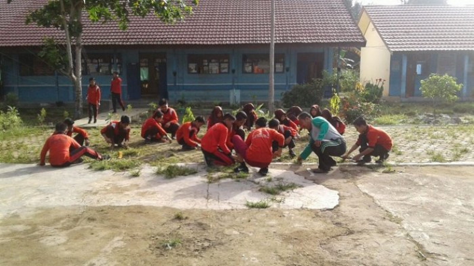 Detail Gambar Kegiatan Gotong Royong Di Lingkungan Sekolah Nomer 15