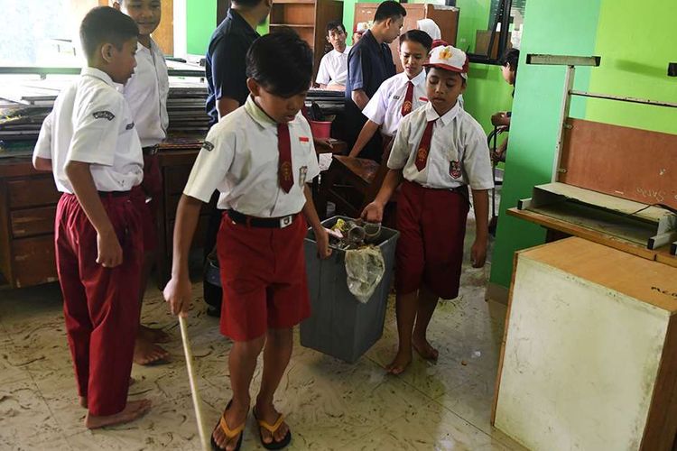 Detail Gambar Kegiatan Gotong Royong Di Lingkungan Sekolah Nomer 9