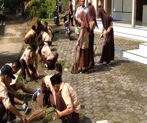 Download Gambar Kegiatan Kerja Bakti Di Sekolah Nomer 23