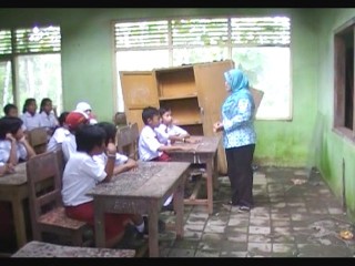 Detail Gambar Kelas Yang Kotor Nomer 16