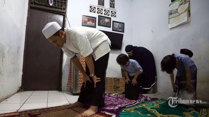 Detail Gambar Keluarga Sholat Berjamaah Nomer 18