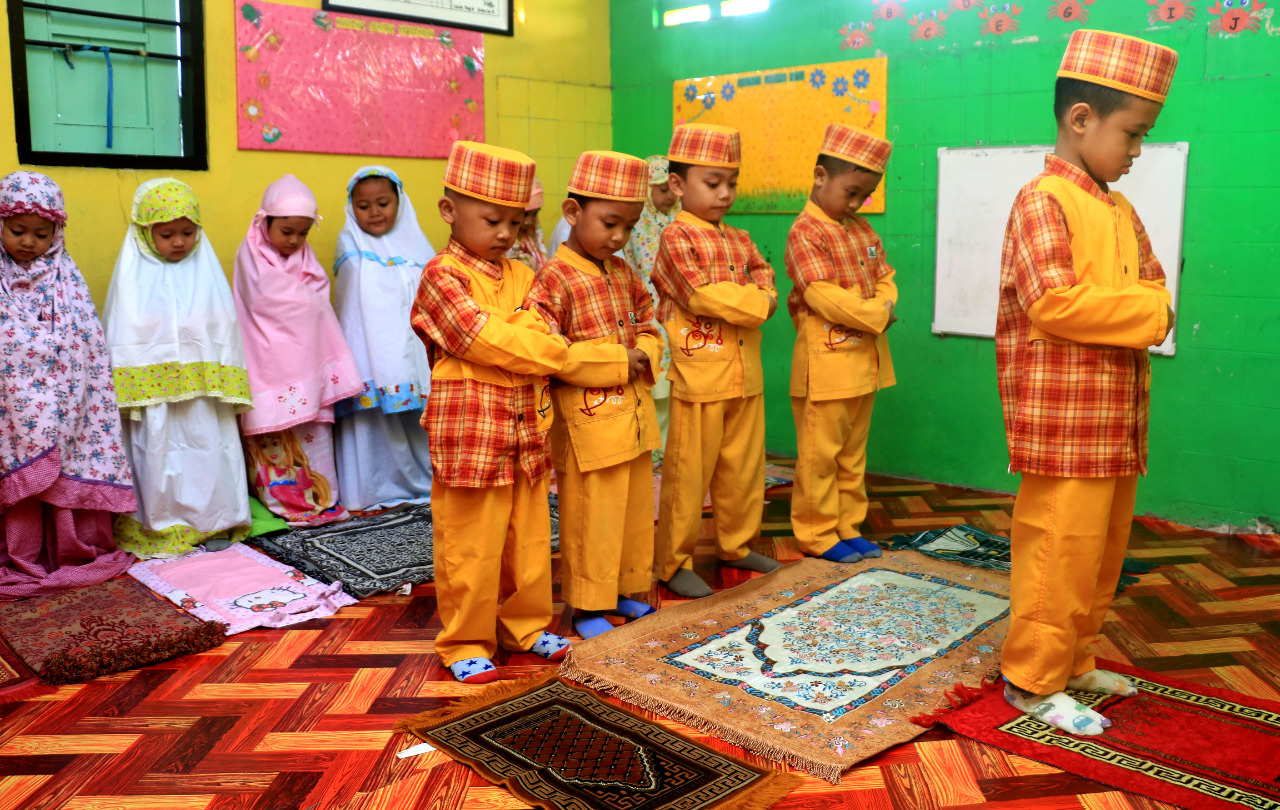 Detail Gambar Keluarga Sholat Berjamaah Nomer 20