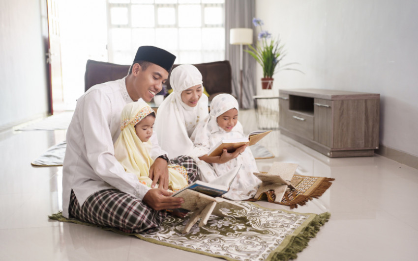 Detail Gambar Keluarga Sholat Berjamaah Nomer 26