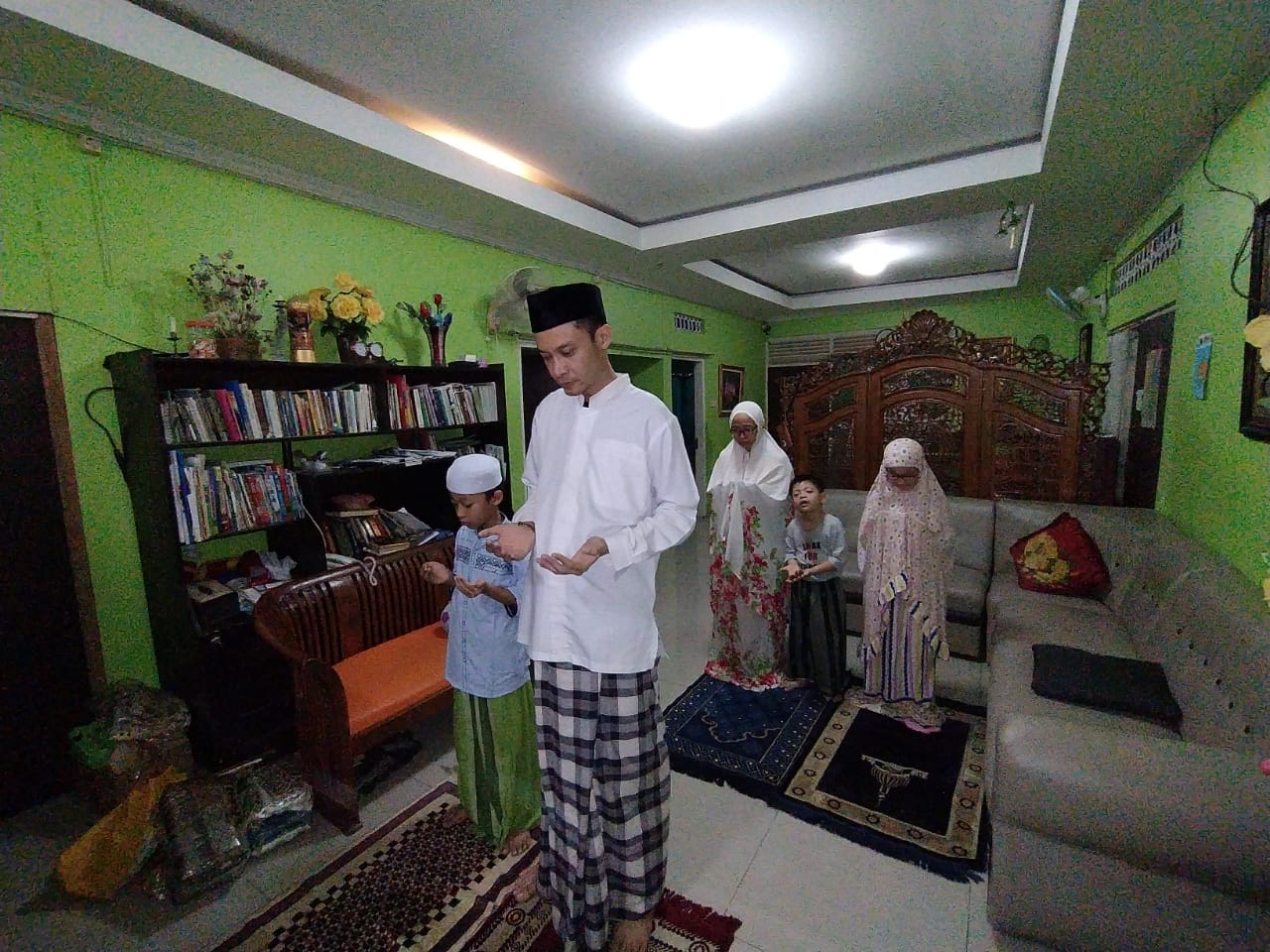 Detail Gambar Keluarga Sholat Berjamaah Nomer 34