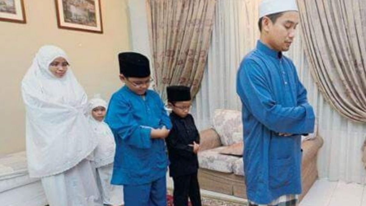 Detail Gambar Keluarga Sholat Berjamaah Nomer 5