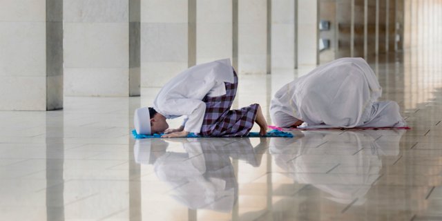 Detail Gambar Keluarga Sholat Berjamaah Nomer 44