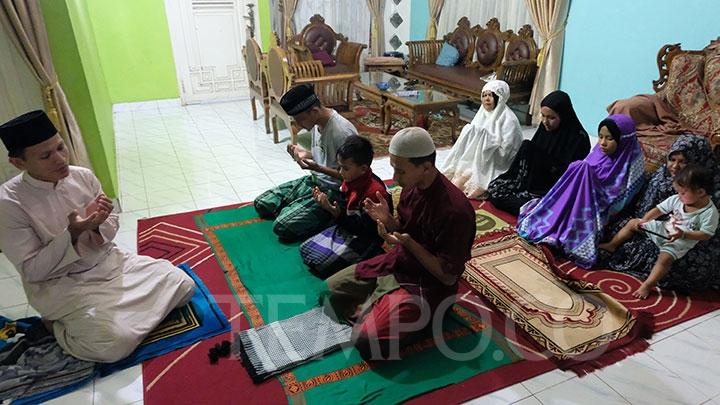 Detail Gambar Keluarga Sholat Berjamaah Nomer 9