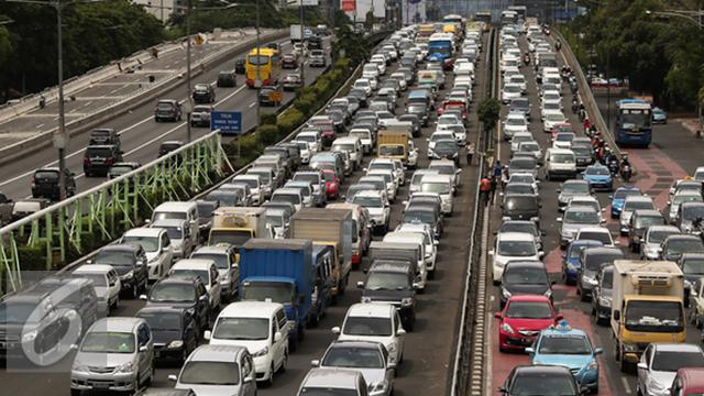 Detail Gambar Kendaraan Padat Di Jalan Raya Nomer 2