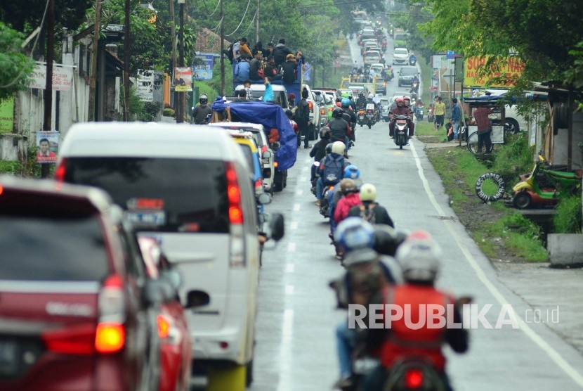 Detail Gambar Kendaraan Padat Di Jalan Raya Nomer 18