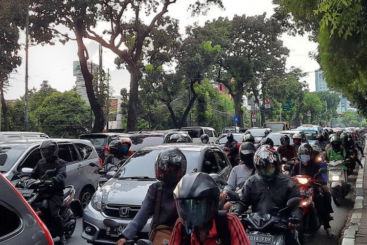 Detail Gambar Kendaraan Padat Di Jalan Raya Nomer 3