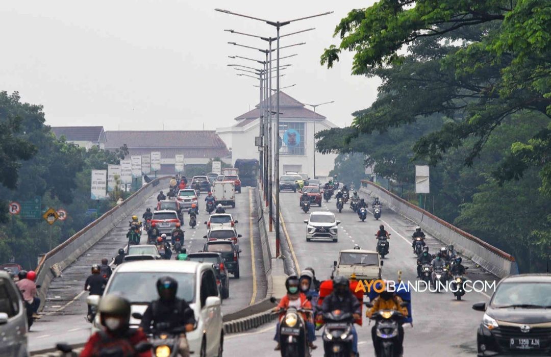 Detail Gambar Kendaraan Padat Di Jalan Raya Nomer 25