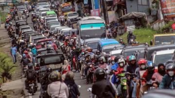 Detail Gambar Kendaraan Padat Di Jalan Raya Nomer 52