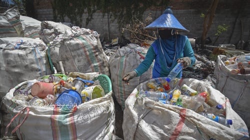 Detail Gambar Kerajinan Dari Limbah Plastik Nomer 35