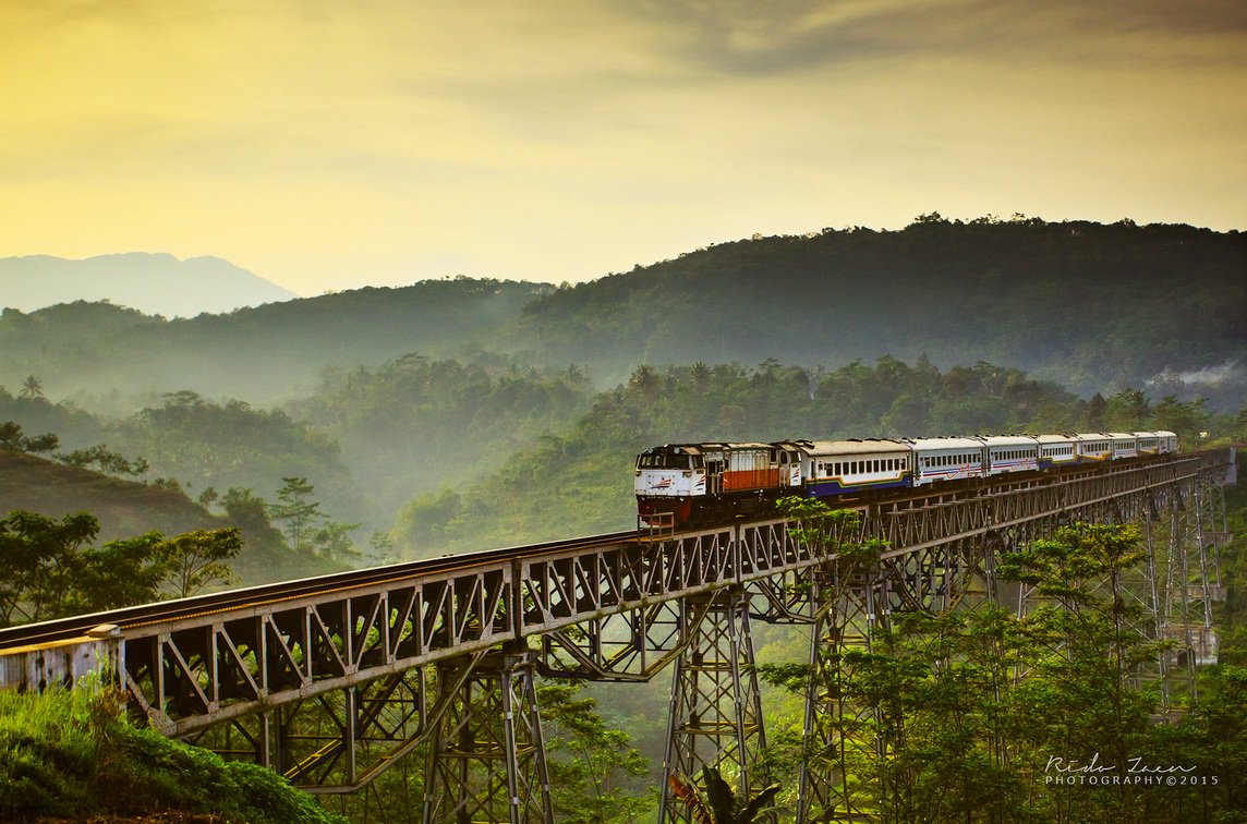 Detail Gambar Kereta Api Gambar Kereta Api Di Jembata Nomer 14