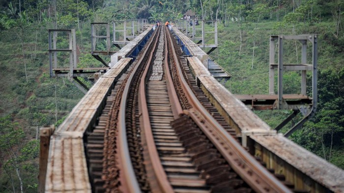 Detail Gambar Kereta Api Gambar Kereta Api Di Jembata Nomer 2