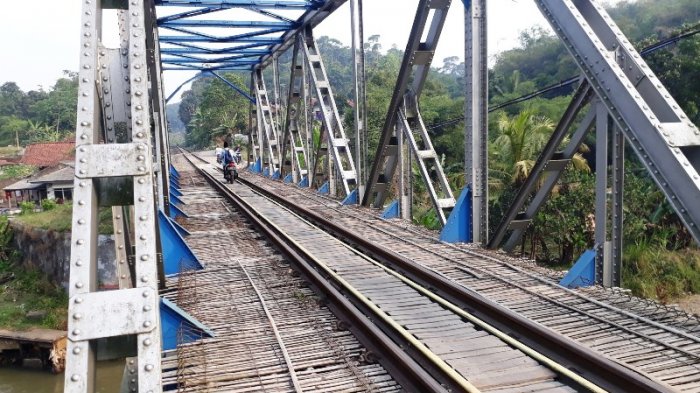 Detail Gambar Kereta Api Gambar Kereta Api Di Jembata Nomer 22