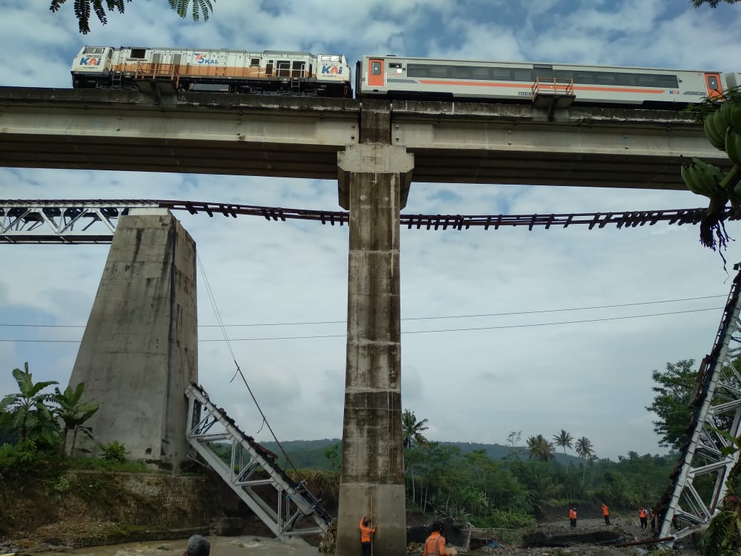 Detail Gambar Kereta Api Gambar Kereta Api Di Jembata Nomer 40