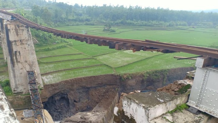 Detail Gambar Kereta Api Gambar Kereta Api Di Jembata Nomer 42