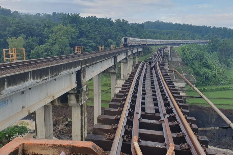 Detail Gambar Kereta Api Gambar Kereta Api Di Jembata Nomer 7