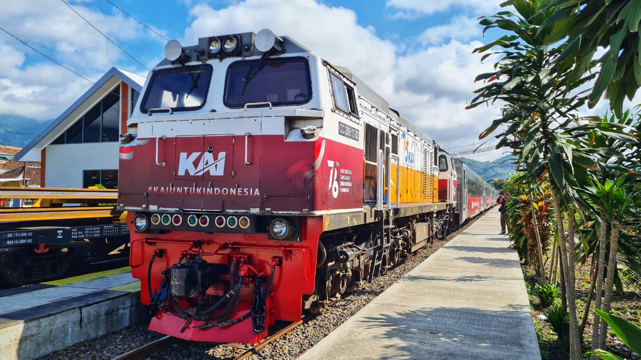 Detail Gambar Kereta Api Indonesia Nomer 37