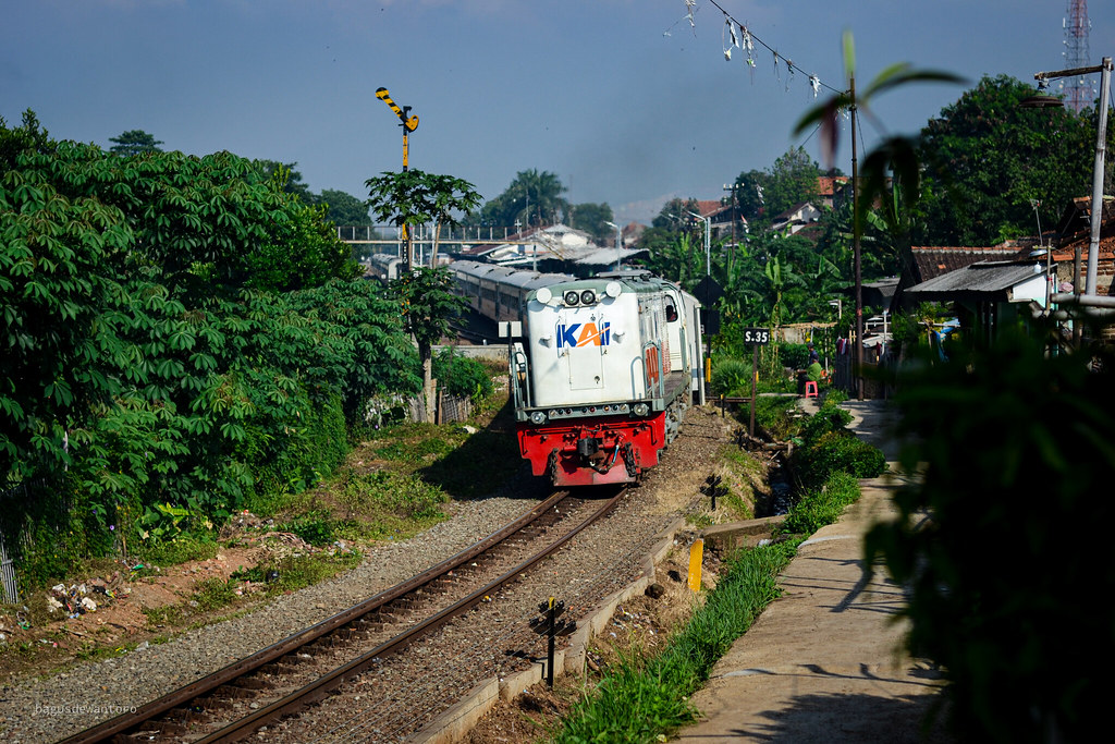 Detail Gambar Kereta Api Lokal Cibatu Nomer 37