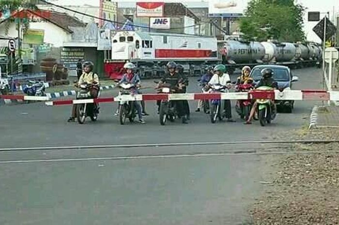 Detail Gambar Kereta Api Lucu Nomer 18