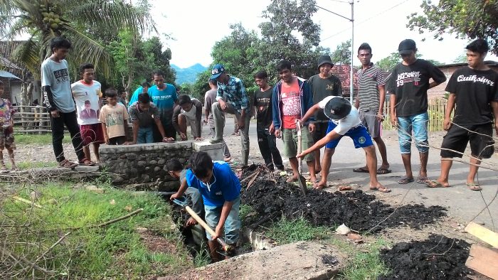 Detail Gambar Kerja Bakti Di Lingkungan Masyarakat Nomer 23