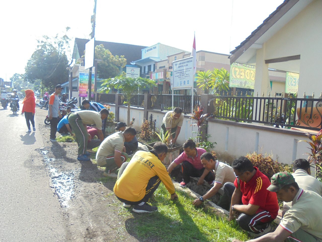 Detail Gambar Kerja Bakti Di Lingkungan Masyarakat Nomer 6