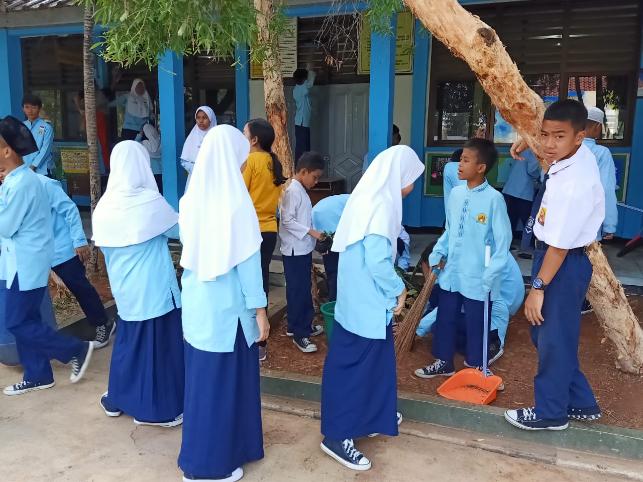 Detail Gambar Kerja Sama Di Lingkungan Sekolah Nomer 15