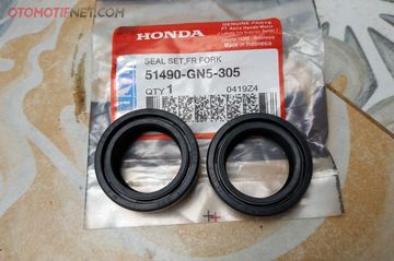 Detail Gambar Komponen Seal Shock Depan Motor Nomer 39