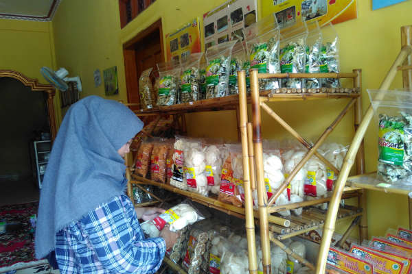 Detail Gambar Konsumen Kerupuk Nomer 7