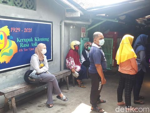 Detail Gambar Konsumen Kerupuk Nomer 17