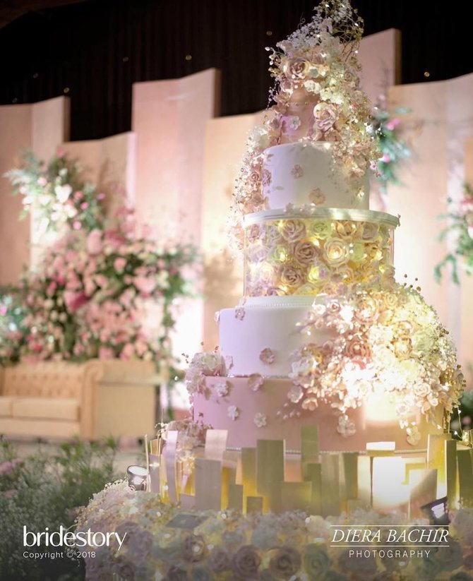 Detail Gambar Kue Pernikahan Mewah Nomer 25