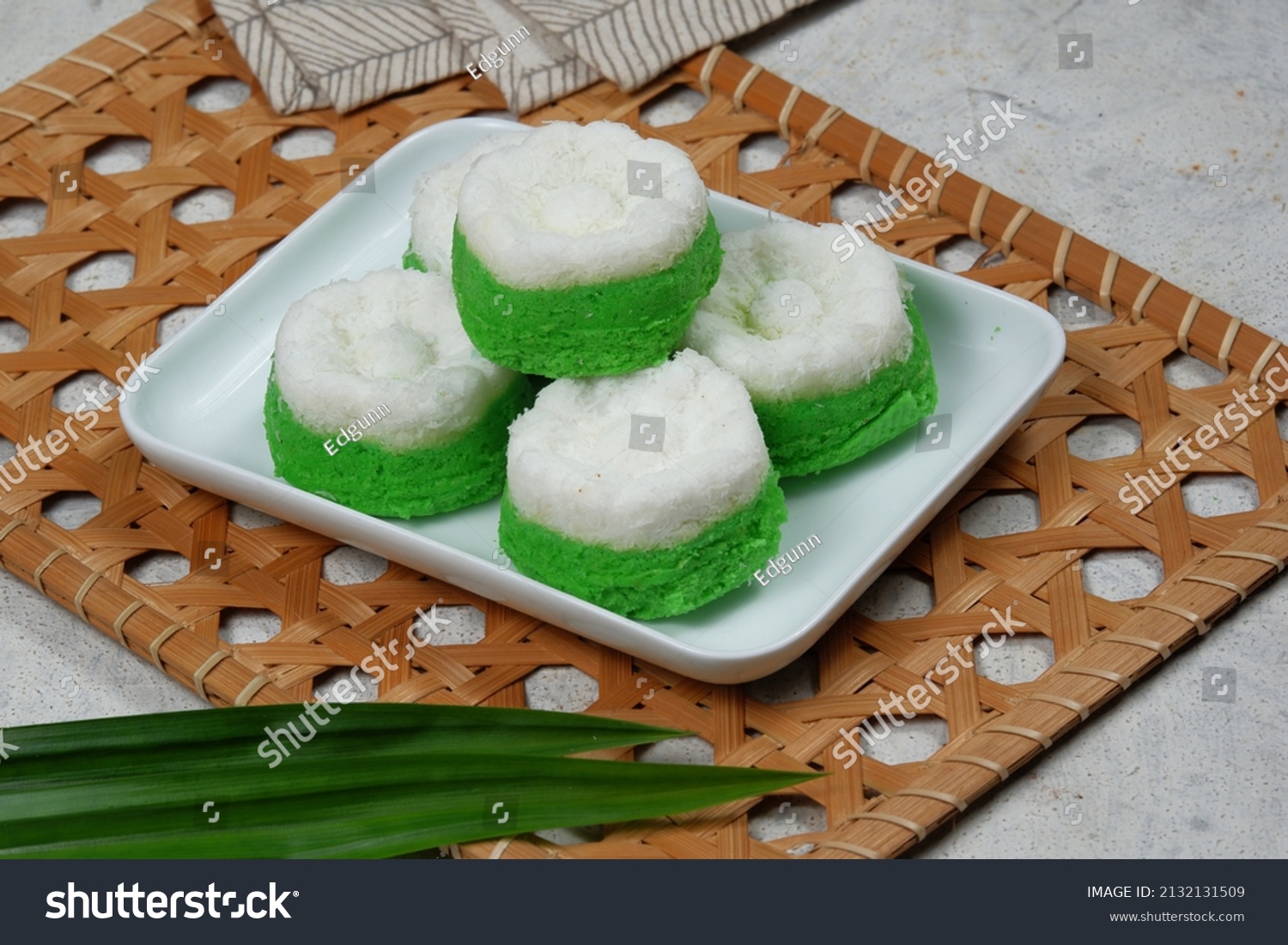 Detail Gambar Kue Putu Nomer 46