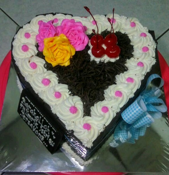 Detail Gambar Kue Ulang Tahun Bentuk Love Nomer 49