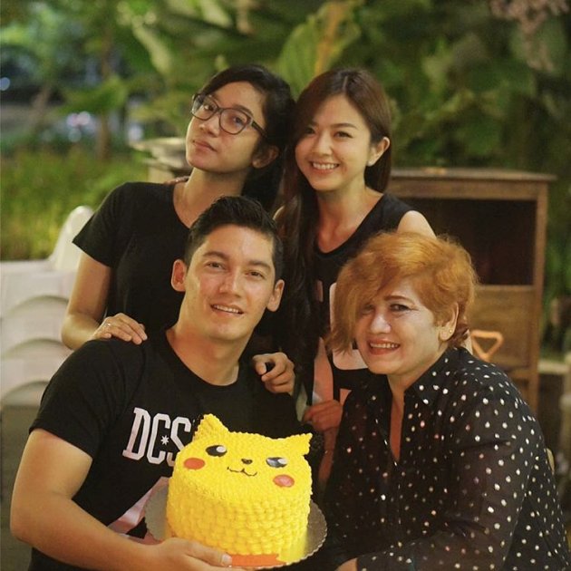 Detail Gambar Kue Ultah Pikachu Nomer 30