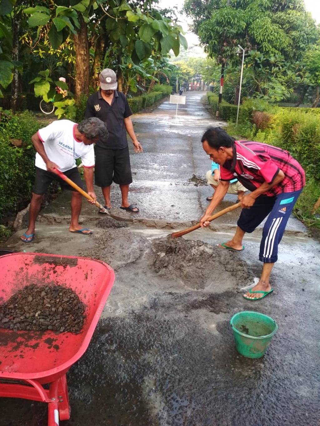 Detail Gambar Lagi Kerja Bakti Jalan Nomer 3