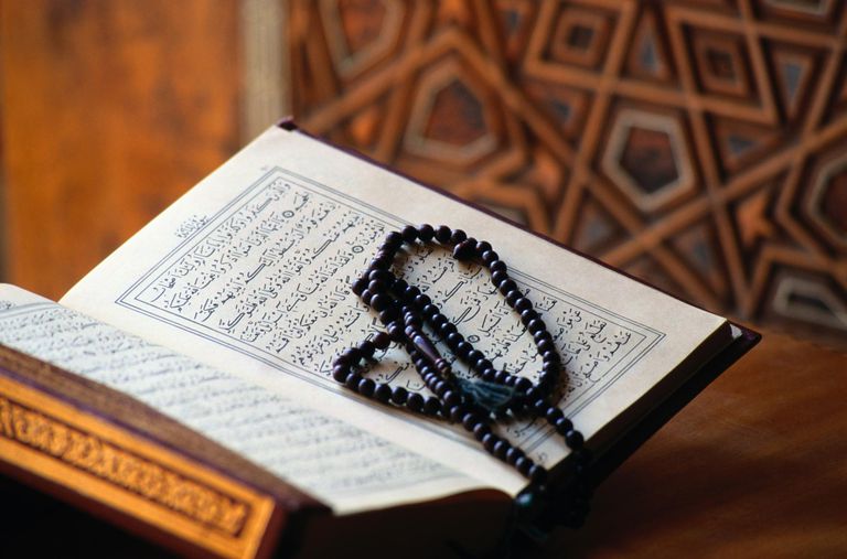 Detail Gambar Laki Laki Membaca Al Quran Nomer 26