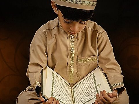 Detail Gambar Laki Laki Membaca Al Quran Nomer 32