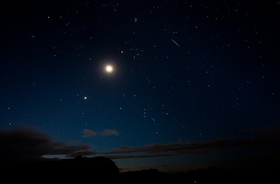 Detail Gambar Langit Malam Penuh Bintang Dan Bulan Nomer 11