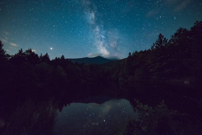 Detail Gambar Langit Malam Penuh Bintang Dan Bulan Nomer 41