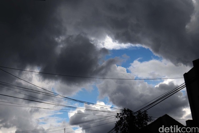 Detail Gambar Langit Mendung Nomer 46