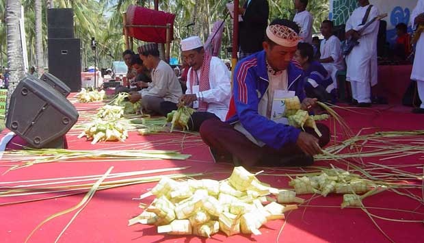 Detail Gambar Lebaran Ketupat Dilombok Nomer 11