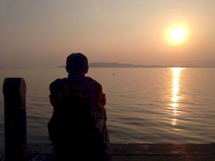 Detail Gambar Lelaki Sedang Mengejar Cinta Dipantai Nomer 14