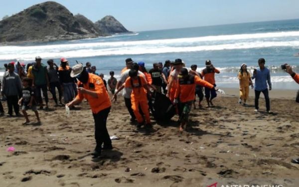 Detail Gambar Lelaki Sedang Mengejar Cinta Dipantai Nomer 39