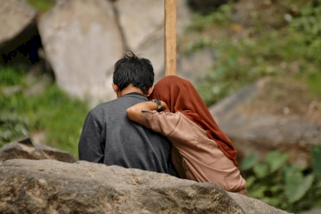 Detail Gambar Lelaki Sedang Mengejar Cinta Dipantai Nomer 50