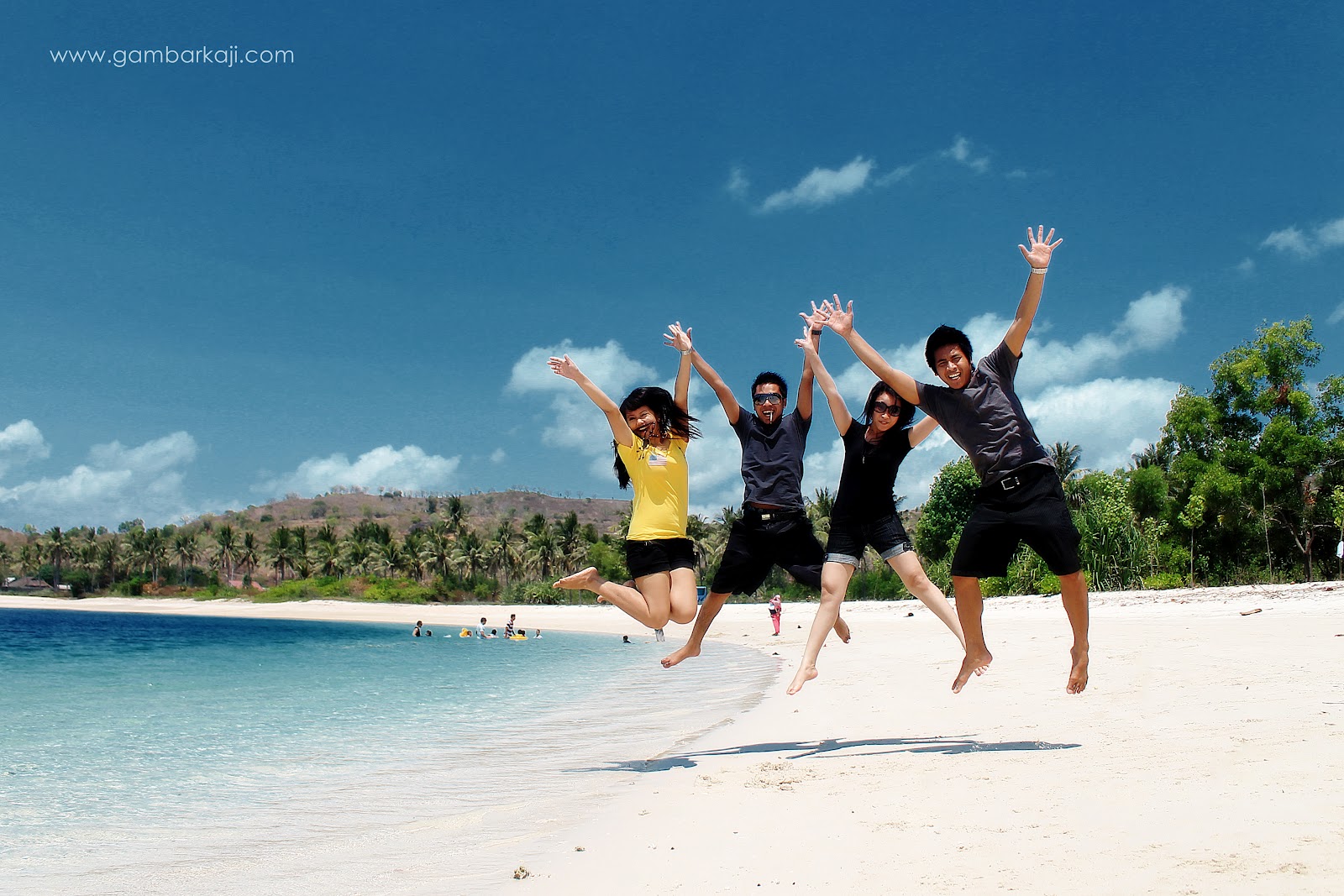 Detail Gambar Liburan Di Pantai Nomer 29