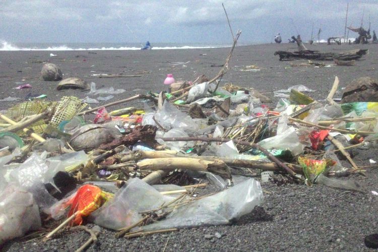 Detail Gambar Limbah Dari Pesisir Pantai Laut Nomer 3