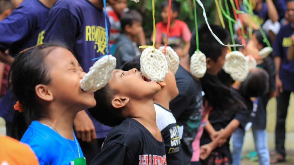 Detail Gambar Lomba Makan Kerupuk Nomer 2